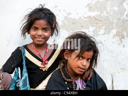 Povero indiano mendicante nomadi ragazze contro una parete Foto Stock