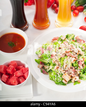 Classico fresca insalata caesar con rosso e birra bionda sullo sfondo ,pasto sano ,più cibo delizioso sul portafoglio Foto Stock