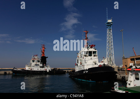 I rimorchiatori attraccavano al terminal merci nel porto di Haifa, il più grande porto marittimo di Israele Foto Stock
