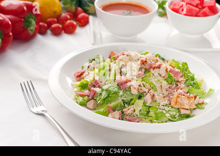 Classico fresca insalata caesar servito con zuppa gazpacho,pasto sano ,più cibo delizioso sul portafoglio Foto Stock