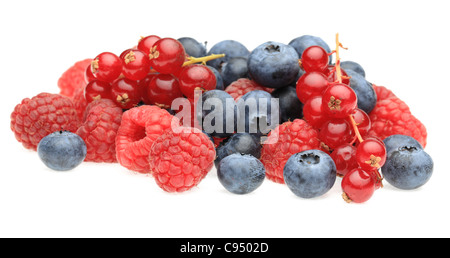 Immagine di un mucchio di diverse bacche fotografata in uno studio contro uno sfondo bianco. Foto Stock