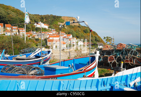 Barche da pesca e astice pentole a Runswick Bay Village vicino a Whitby sul nord della costa dello Yorkshire, Inghilterra, Regno Unito Foto Stock