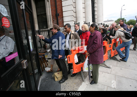 I clienti al di fuori della coda Northern Rock in Golders Green filiale per ritirare il risparmio, Londra Inghilterra, Regno Unito. Foto:Jeff Gilbert Foto Stock