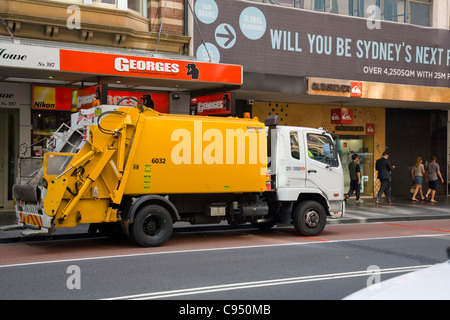 Città di Sydney rifiuti veicolo della spazzatura raccolta dai cassonetti su George Street, Sydney, Australia Foto Stock