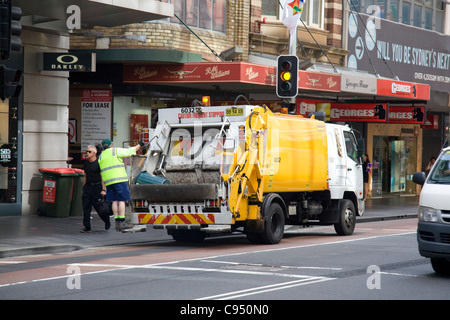 Città di Sydney rifiuti veicolo della spazzatura raccolta dai cassonetti su George Street, Sydney, Australia Foto Stock