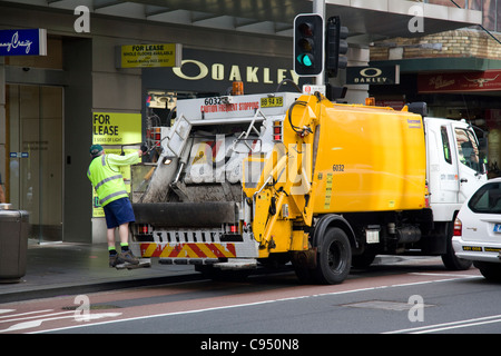 Città di Sydney rifiuti veicolo della spazzatura raccolta dai cassonetti su George Street, Sydney, Australia Foto Stock