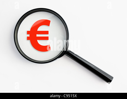 Simbolo euro sotto una lente di ingrandimento, con sfondo isolato Foto Stock