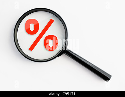 Segno di percentuale sotto una lente di ingrandimento, con sfondo isolato Foto Stock