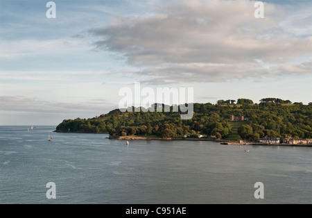 Monte Edgcumbe e la Penisola di Rame, come visto da Devonport, Plymouth, guardando oltre il fiume Tamar Foto Stock