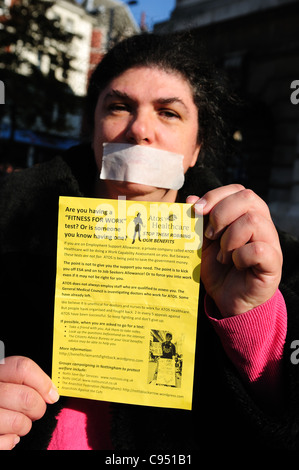 Hit dimostrazione Nottingham la Vecchia Piazza del Mercato.segno di protesta. Foto Stock