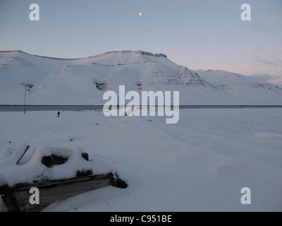 Resti di una vecchia miniera di gesso in Skansbukta con la nave a vela " Noorderlicht' in background, Spitsbergen Foto Stock