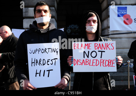 Hit dimostrazione Nottingham la Vecchia Piazza del Mercato.segno di protesta. Foto Stock