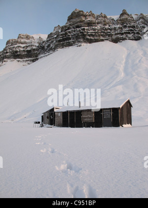 Resti di una vecchia miniera di gesso in Skansbukta, Billefjord, Spitsbergen Foto Stock