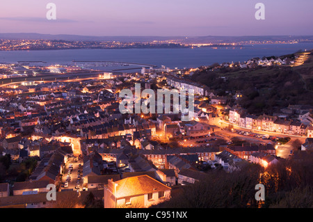 Una vista sopra i lampioni e tetti di Fortuneswell sull'isola di Portland nel Dorset. In lontananza si vede il porto di Portland e Weymouth Foto Stock