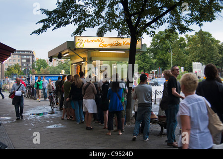 La gente in coda lunga di Mustafa di stallo kebab nel quartiere Kreuzberg di Berlino, Germania. Foto Stock