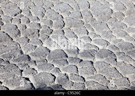 Danneggiato il vecchio asfalto buche sulla strada Foto Stock