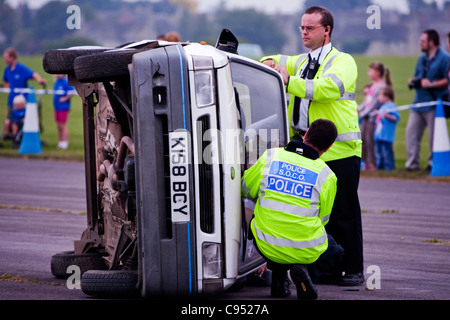 Investigatore della scena del crimine in scena della simulazione di incidente di automobile Foto Stock