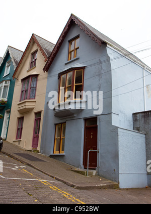 Il colorato mazzo di carte case, Cobh, costruito su una ripida strada in pendenza nella storica cittadina nel porto di Cork, Irlanda Foto Stock