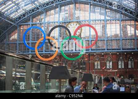 Gli anelli olimpici a St Pancras International Station pronto per il London 2012 giochi. Foto Stock