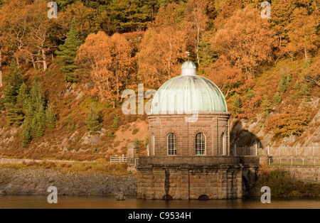 La casa della pompa sul Garreg Ddu Dam Elan Valley Galles centrale, in autunno Foto Stock