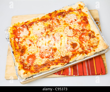 Un siciliano pizza rettangolare con formaggio e pomodoro topping su una  teglia da forno, il tradizionale modo di servire il tipo siciliano Foto  stock - Alamy