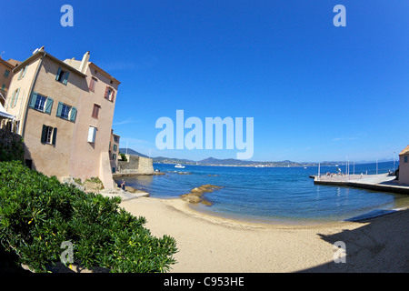 Piccola spiaggia di sabbia a Saint-Tropez, Var, in Provenza Costa Azzurra, Francia Foto Stock