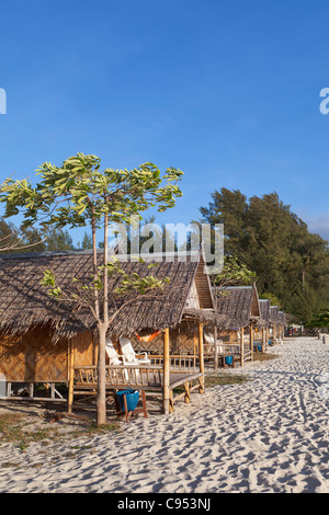 Bungalow resort sulla spiaggia di Ko Lipe island, Thailandia Foto Stock