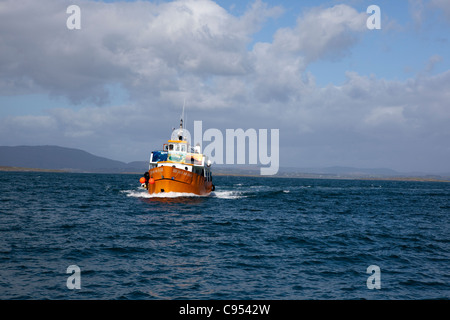 Dun una funzione OIR II - traghetto arrivando a Cape Clear Island, Irlanda la più meridionale isola abitata, al largo della costa di Co. Cork Foto Stock