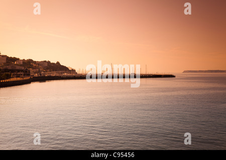 Inghilterra Torquay Devon Torre Abbey Sands e la principessa Pier all'alba Foto Stock