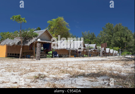 Bungalow resort sulla spiaggia di Ko Lipe island, Thailandia Foto Stock