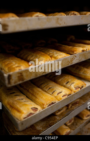 Salatini in vassoi da forno rotoli di salsiccia chicche di cottura snack pasties torte Foto Stock