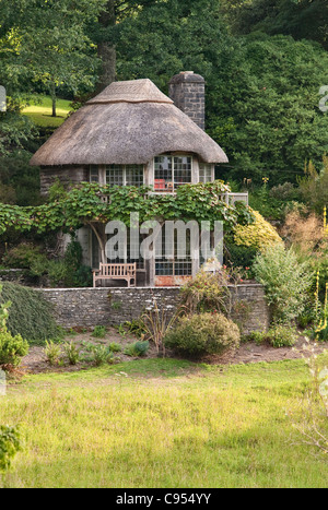 Dartington Hall, Totnes, Devon, Regno Unito, fondata da Leonard e Dorothy Elmhirst. L'Ufficio dei Giardini, costruito nel 1929 come una casa di gioco per i loro bambini Foto Stock