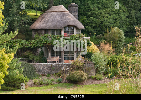 Dartington Hall, Totnes, Devon, Regno Unito, fondata da Leonard e Dorothy Elmhirst. L'Ufficio dei Giardini, costruito nel 1929 come una casa di gioco per i loro bambini Foto Stock