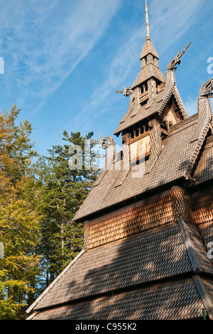 Fantoft doga chiesa (norvegese: Fantoft stavkirke) è una ricostruzione di una doga chiesa nel Fana borough della città di Bergen. Foto Stock