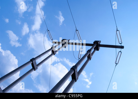 Elettricità pylyn contro blu cielo molto nuvoloso Foto Stock