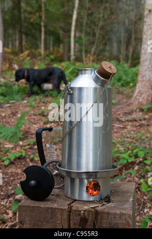 Un bollitore di Kelly a legna in uso in un pic-nic nel bosco, Regno Unito Foto Stock