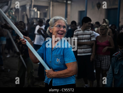 Las Parrandas de Remedios, Remedios, Cuba, la vigilia di Natale. Questa donna sventola la bandiera per il suo quartiere appena prima dell'inizio delle celebrazioni. Foto Stock