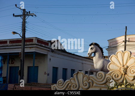 Las Parrandas de Remedios, Remedios, Cuba, la vigilia di Natale. La mattina di natale dopo la notte di festa. I galleggianti attendono lo smontaggio dalla gente del posto. Foto Stock