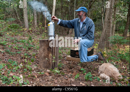 Scalda l'acqua in un picnic con un bollitore Kelly a legna (REGNO UNITO) Foto Stock