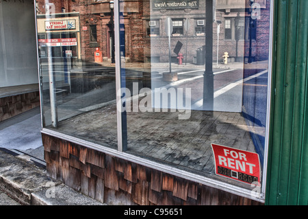 Affitto per firmare in un vuoto di downtown retail store Foto Stock