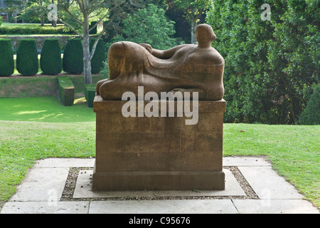 Dartington Hall, Totnes, Devon, Regno Unito. Figura commemorativa (1946) di Henry Moore, in memoria del primo amministratore di Dartington, Christopher Martin (d.1944) Foto Stock