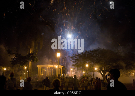 Las Parrandas de Remedios, Remedios, Cuba, la vigilia di Natale. Fuochi d'artificio esplodere sopra la piazza del paese anche durante la notte di festa. Foto Stock