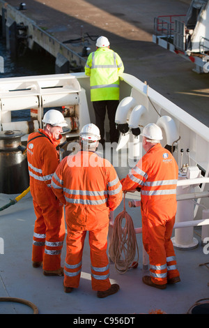 Deck mani su un traghetto Northlink nel porto di Scrabster su Scotlands costa nord che corre tra Scrabster e Stromness Foto Stock