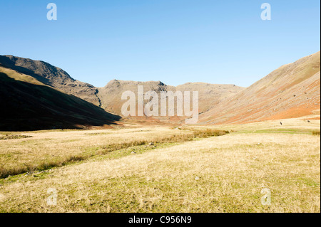 Cercando la Langdale Valley verso prua cadde, Rossett Pike e roccioso con Mickleden Beck Lake District Cumbria Inghilterra England Regno Unito Foto Stock