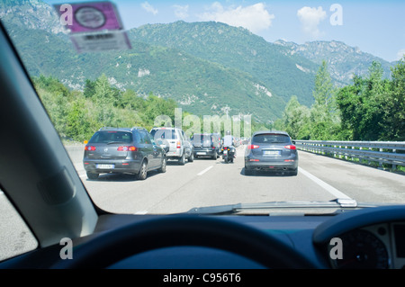 La congestione del traffico su strada che conduce alle montagne dolomitiche in Italia. Foto Stock