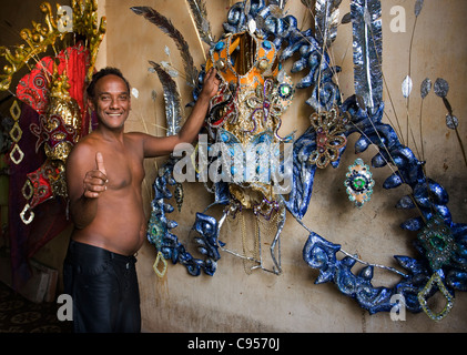 Uno degli artisti che hanno creato i costumi per il 'Las Parrandas de Remedios". Foto Stock