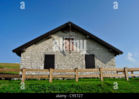 Tipico del Nord Italia case delle Alpi chiamato baita in legno e pietra. In Trentino Foto Stock