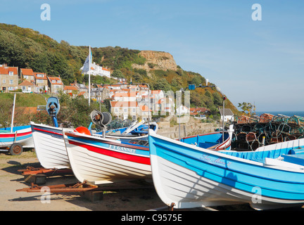 Barche da pesca e astice pentole a Runswick Bay Village vicino a Whitby sul nord della costa dello Yorkshire, Inghilterra, Regno Unito Foto Stock