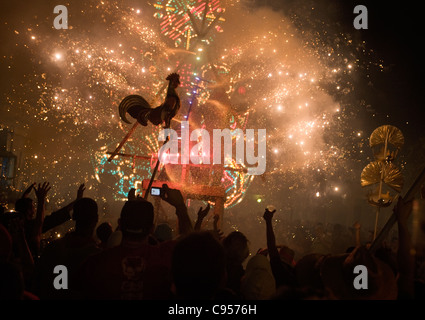 Las Parrandas de Remedios, Cuba, la vigilia di Natale. Il galletto è il simbolo di El Carmen quartiere in città. Celebrazioni andare fino al primo semaforo. Foto Stock