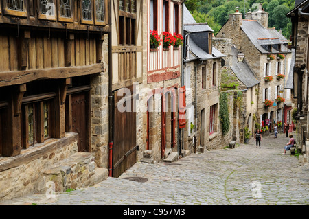 Una strada medievale chiamato la Rue du Jerzual che conduce alla parte inferiore di Dinan Foto Stock